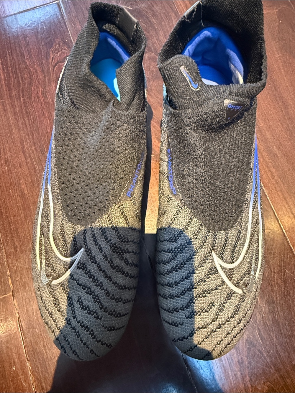 Nike Men’s Black and Royal Blue Flyknit Training Sneakers